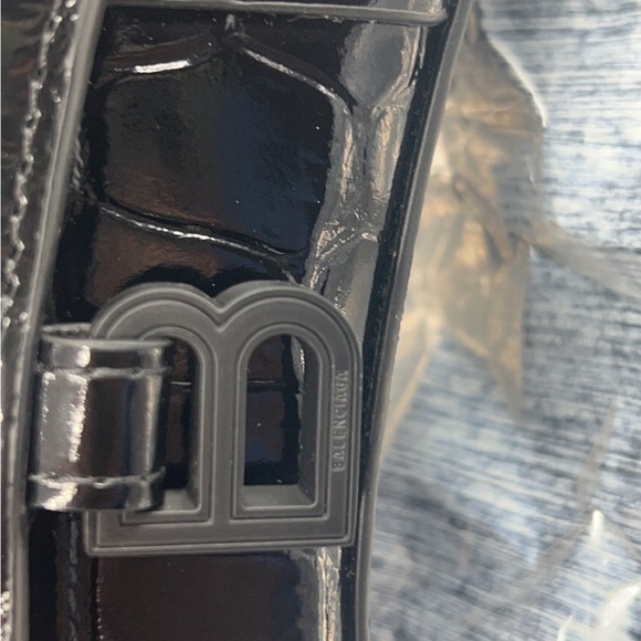 B. Purse - Picture 4 of 5